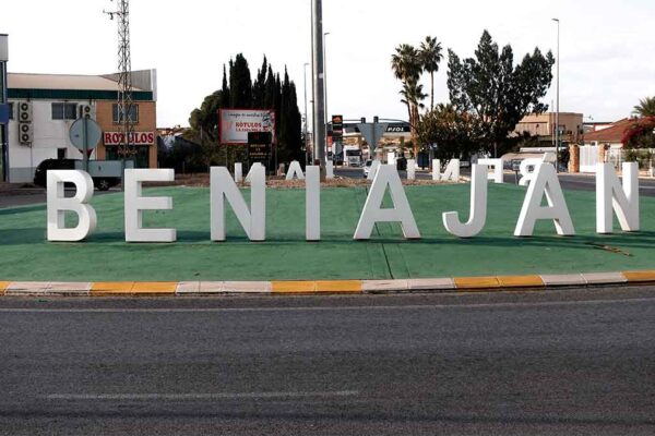 Entrada al pueblo de Beniaján con la rotonda y letras del nombre del municipio.