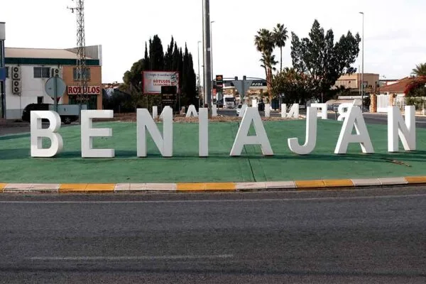 Entrada al pueblo de Beniaján con la rotonda y letras del nombre del municipio.