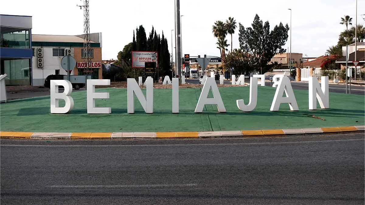 Entrada al pueblo de Beniaján con la rotonda y letras del nombre del municipio.