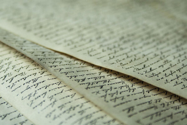 Carta escrita a mano, representando la crítica literaria y la ironía hacia un pedáneo, símbolo de la firmeza en la palabra y la transparencia frente a la gestión política.