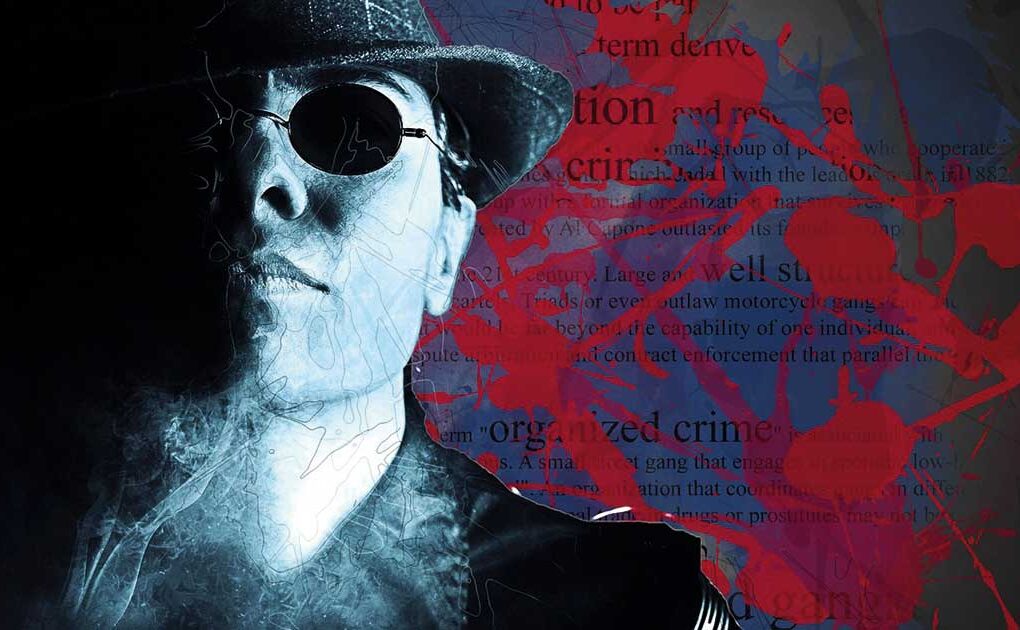 Primer plano en blanco y negro de una persona anónima, con gafas de sol oscuras que ocultan sus ojos, y un fondo con un patrón psicodélico abstracto en tonos fríos.