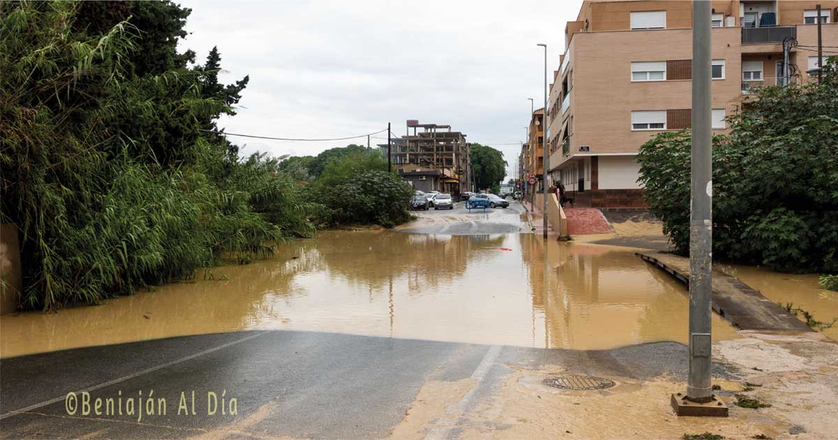 Rambla del Garruchal inundada a su paso por la zona del Secano, en Beniaján, tras lluvias torrenciales