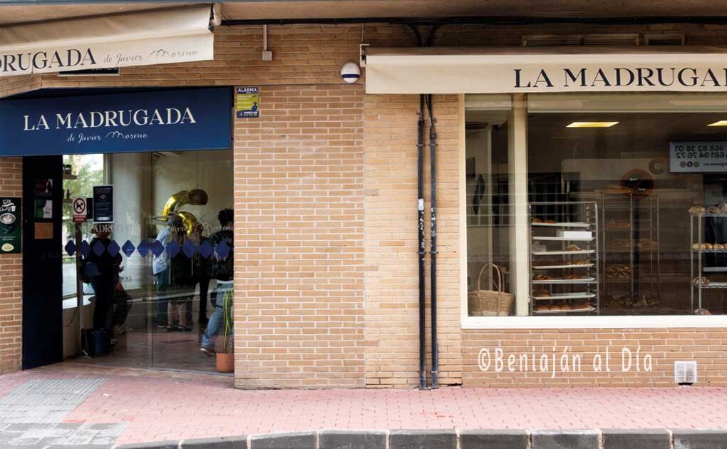 Fachada de la panadería La Madrugada de Javier Moreno en Beniaján, mostrando la entrada y la cristalera del obrador.