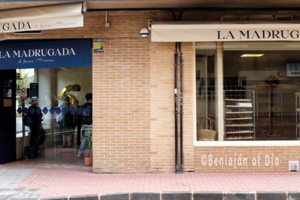 Fachada de la panadería La Madrugada de Javier Moreno en Beniaján, mostrando la entrada y la cristalera del obrador.