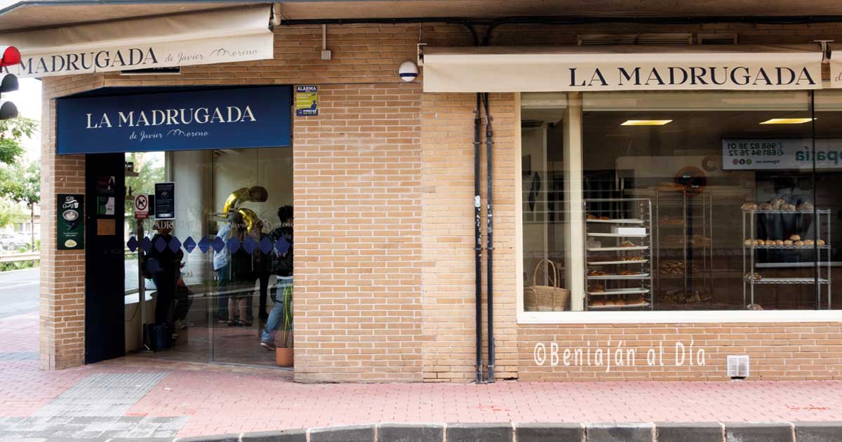 Fachada de la panadería La Madrugada de Javier Moreno en Beniaján, mostrando la entrada y la cristalera del obrador.