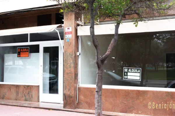 Locales comerciales vacíos y con cartel Se Alquila en Beniaján Murcia. Contraste con Feria del Comercio centralista.