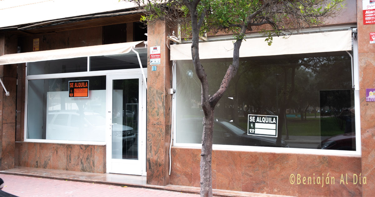 Locales comerciales vacíos y con cartel Se Alquila en Beniaján Murcia. Contraste con Feria del Comercio centralista.