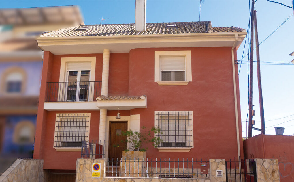 Inmueble adquirido por la Fundación Antonio Moreno en la Calle Algezares de Beniaján, origen de la polémica por el nuevo centro de menores tutelados.