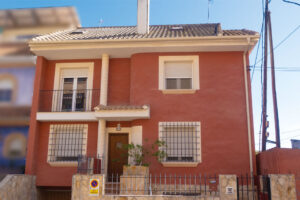 Inmueble adquirido por la Fundación Antonio Moreno en la Calle Algezares de Beniaján, origen de la polémica por el nuevo centro de menores tutelados.