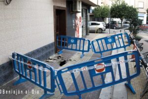 Socavón de grandes dimensiones en la Calle Ánimas de Beniaján, con la zona acordonada por vallas perimetrales de la Policía Local de Murcia.