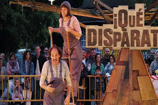 Cartel del espectáculo «Que disparate», con dos payasos y elementos de circo, que se presentará en Beniaján el 5 de octubre a las 12 en el Centro Cultural.
