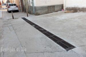 Rejilla del alcantarillado repuesta por los operarios municipales en la calle Instituto de Beniaján tras su sustracción.