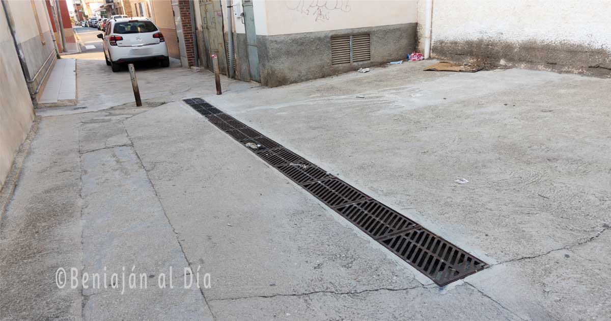 Rejilla del alcantarillado repuesta por los operarios municipales en la calle Instituto de Beniaján tras su sustracción.
