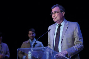 El alcalde de Murcia, José Ballesta, en el atril, durante el anuncio de la inversión para equipar el Centro Cultural de Beniaján.
