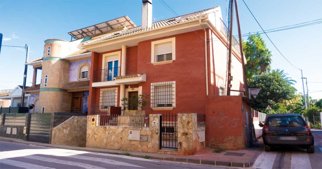 Inmueble de Beniaján adquirido para el centro de acogida de menores; foco de la polémica por el trasvase de fondos públicos.
