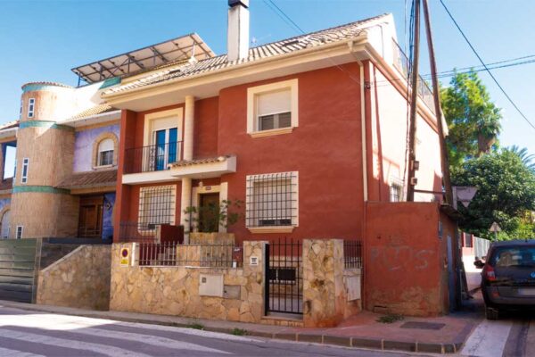 Fachada del edificio que acogerá el nuevo centro de menores tutelados en Beniaján, donde los vecinos han lanzado un comunicado sobre su funcionamiento.