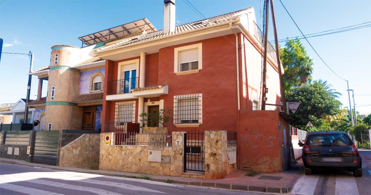 Fachada del edificio que acogerá el nuevo centro de menores tutelados en Beniaján, donde los vecinos han lanzado un comunicado sobre su funcionamiento.