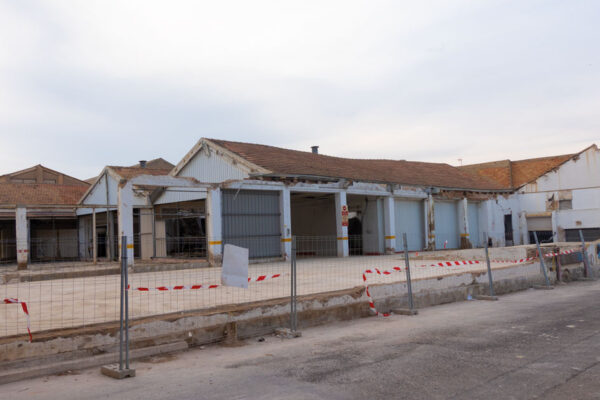 Vista del solar tras el derribo parcial de un antiguo almacén en Beniaján (calle Pedáneo Vicente Ruiz), mostrando los restos de la estructura como símbolo del deterioro urbano.