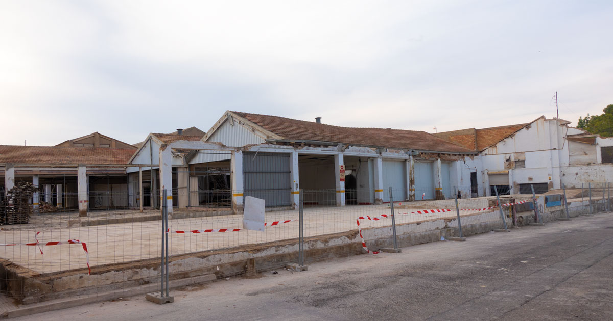 Vista del solar tras el derribo parcial de un antiguo almacén en Beniaján (calle Pedáneo Vicente Ruiz), mostrando los restos de la estructura como símbolo del deterioro urbano.