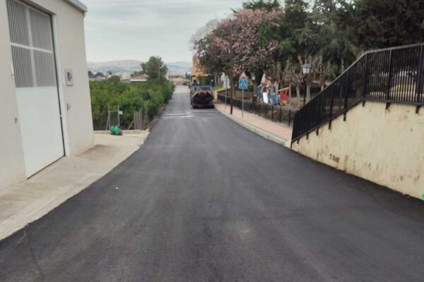 Asfalto renovado en la calle Rey Lobo de Monteagudo, Murcia, para aumentar la seguridad.