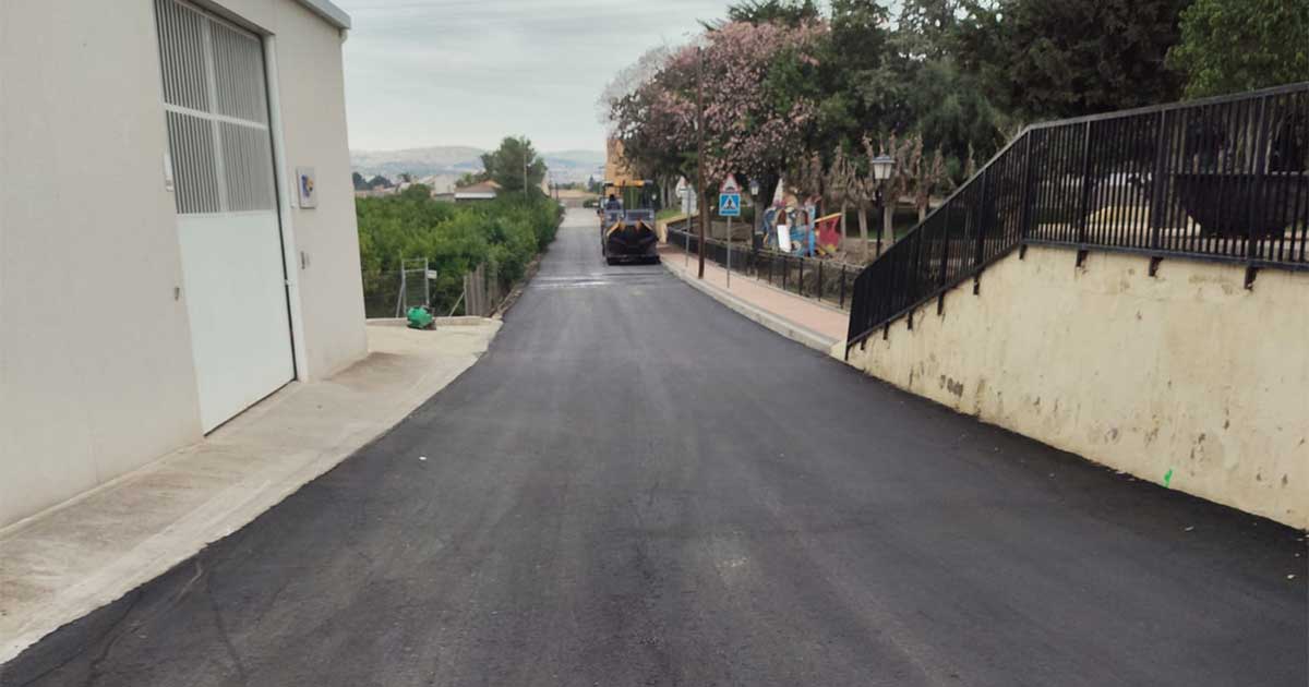 Asfalto renovado en la calle Rey Lobo de Monteagudo, Murcia, para aumentar la seguridad.