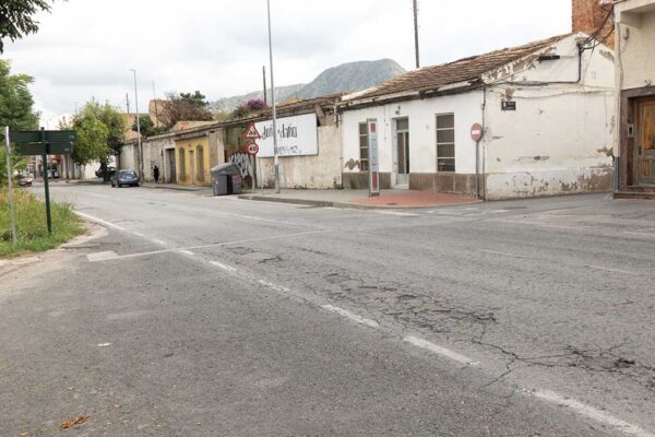 Fotografía de la calle Algezares en Beniaján que ilustra el pésimo estado del asfalto, un ejemplo del abandono que se intenta "parchear" con el presupuesto insuficiente del Ayuntamiento de Murcia.