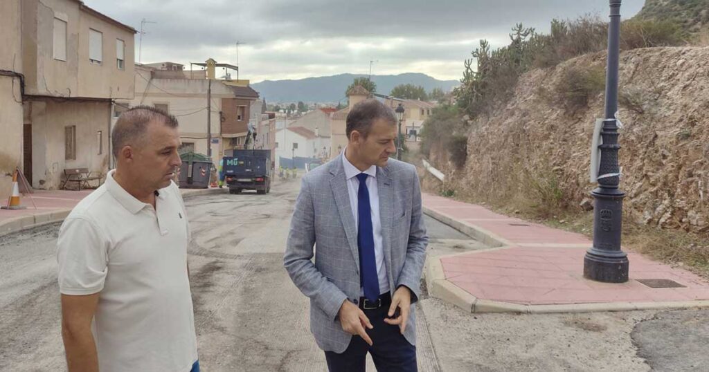 El Concejal de Pedanías del Ayuntamiento de Murcia y el Alcalde Pedáneo de Monteagudo supervisan el nuevo asfaltado.