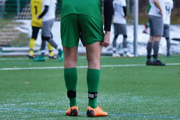 Detalle de jugadores de fútbol en el campo de Beniaján, donde se licita el servicio de cantina
