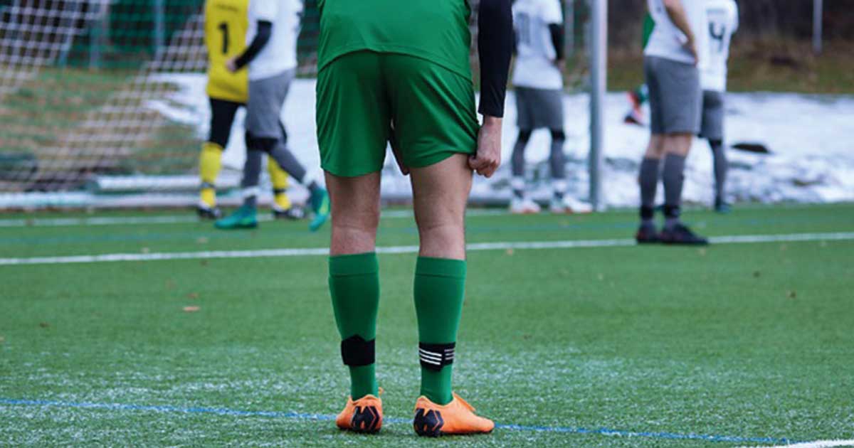 Detalle de jugadores de fútbol en el campo de Beniaján, donde se licita el servicio de cantina