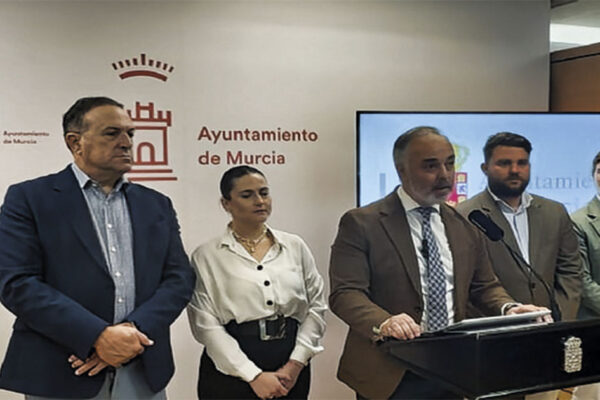 Fotografía de concejales del Grupo Municipal de VOX en el Ayuntamiento de Murcia durante una comparecencia política.