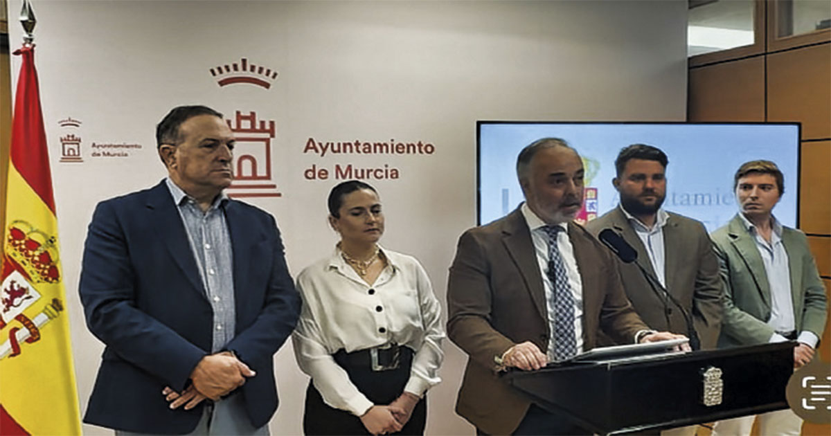 Fotografía de concejales del Grupo Municipal de VOX en el Ayuntamiento de Murcia durante una comparecencia política.