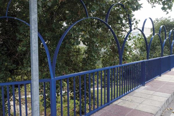 Panorámica del puente de El Bojar con la barandilla recién reparada tras meses de trabajos de mantenimiento y seguridad.