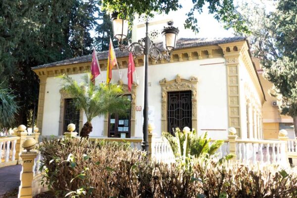 Fachada principal del edificio de la Junta Municipal de Beniaján en Murcia.