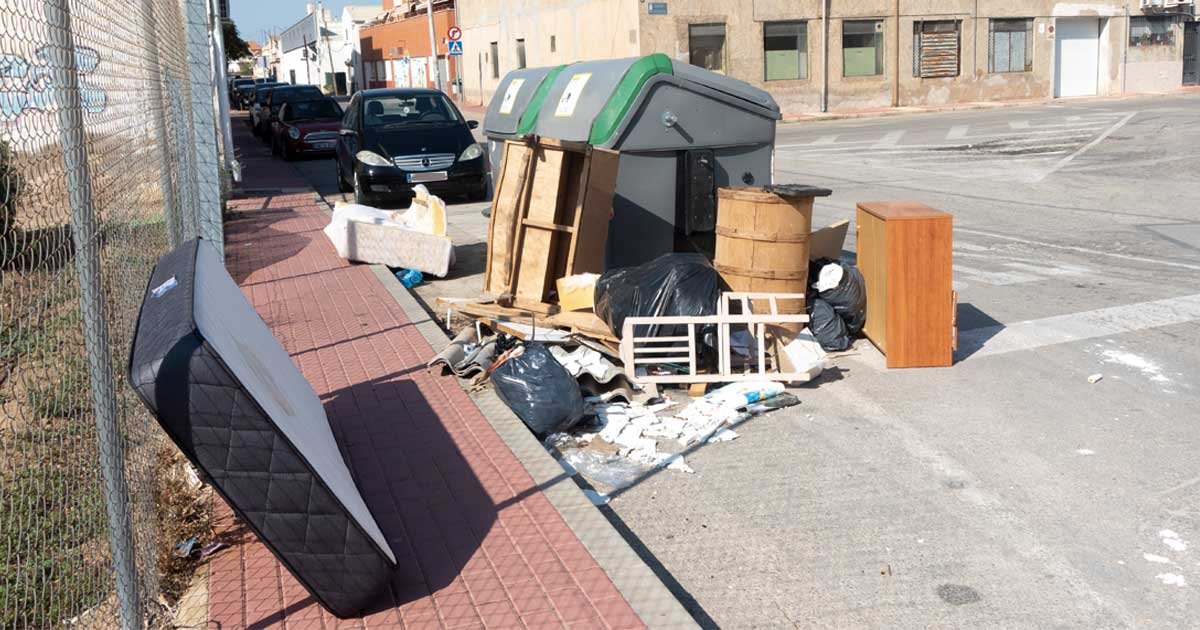 Acumulación de residuos y enseres en la vía pública de Beniaján, documentada por el proyecto Basuraleza de MurciaLAB.