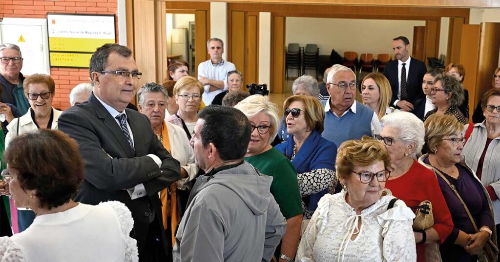 José Ballesta, Alcalde de Murcia, posando en la foto oficial durante la visita al Centro de Mayores de El Bojar.