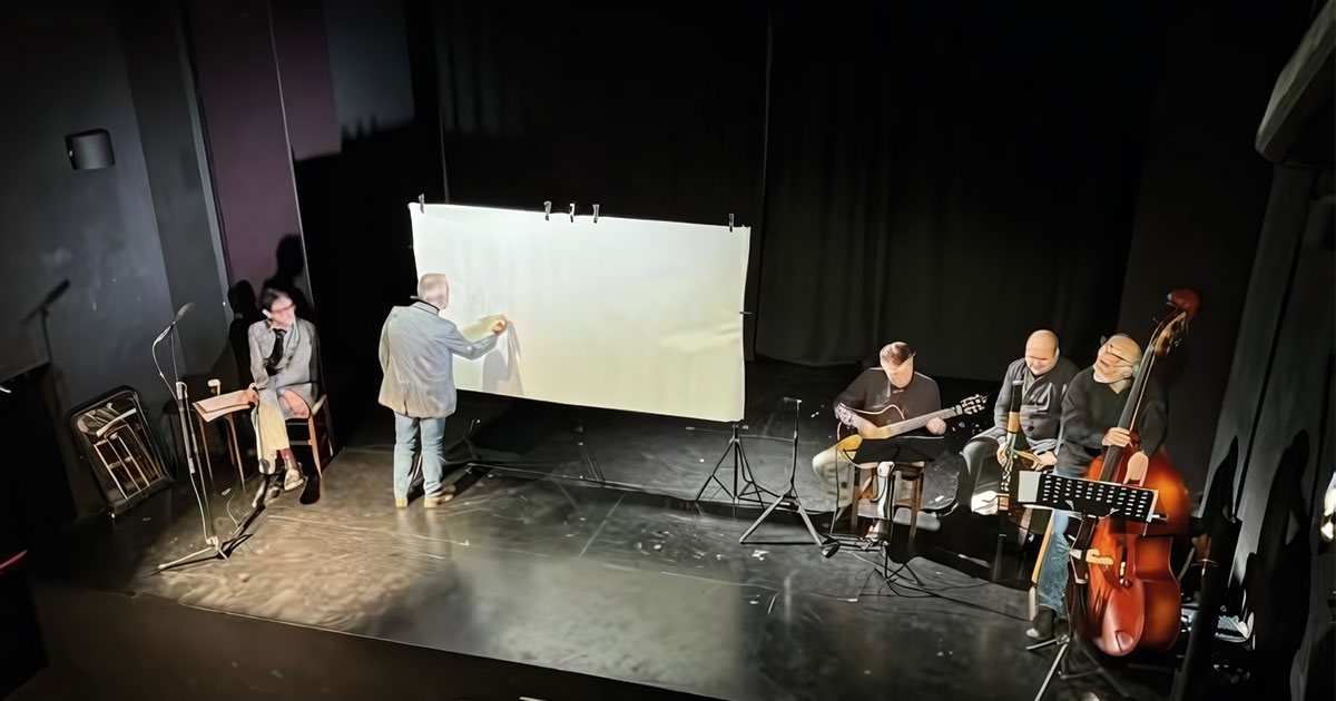 Cartel o foto promocional de "Entre notas y trazos, un poeta en Nueva York" con el dibujante Juan Álvarez Montalbán, el poeta Manuel Díaz Guía y el grupo Lost Insonora.