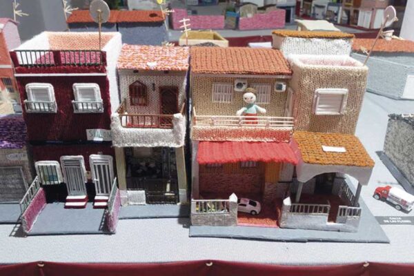 Reproducción en miniatura de la pedanía del Bojar hecha a punto por Maruja y vecinas, mostrando casas y calles del pueblo