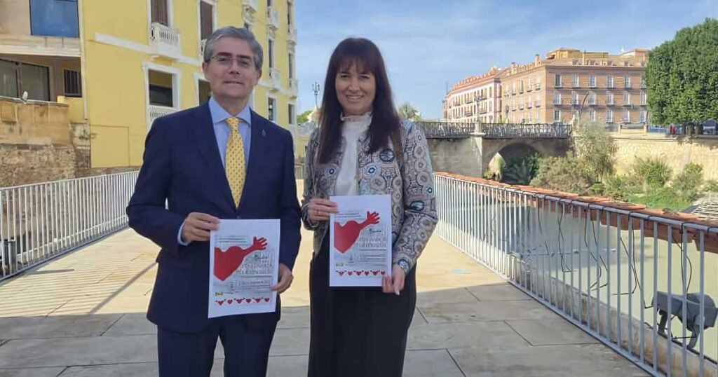 El concejal de Turismo, Comercio y Consumo del ayuntamiento de Murcia, Jesús Pacheco, posando con el cartel del concurso de fotografía Itinerarios de corazón