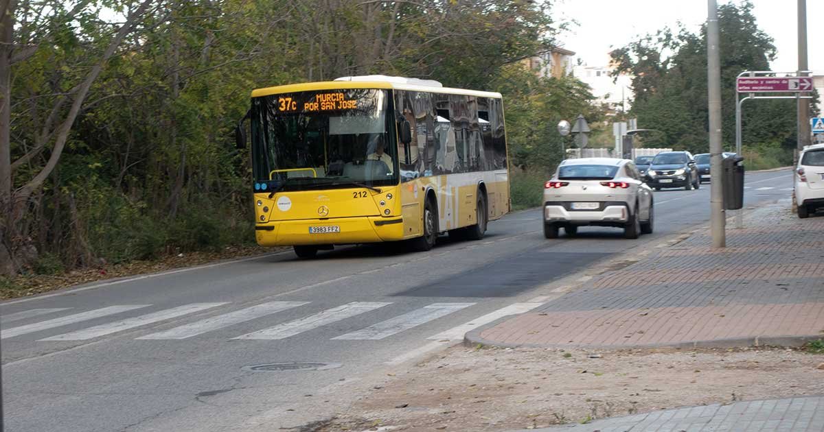 Autobús de la línea 37 El Bojar-Murcia, símbolo del transporte deficiente bajo el Nuevo Plan de Movilidad del Ayuntamiento de Murcia.