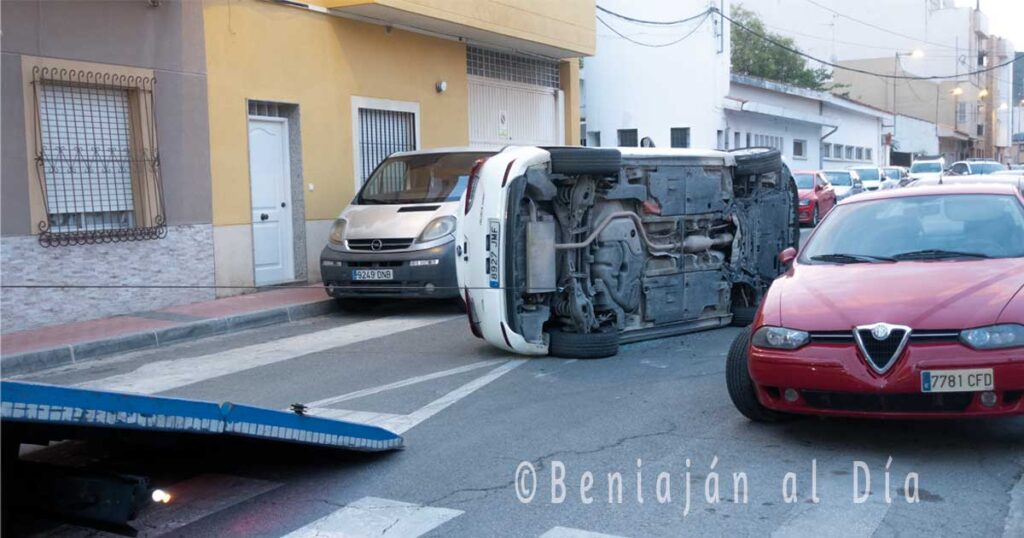 La grúa procede a retirar el Toyota Auris tras el accidente que afectó a varios vehículos estacionados en la calle Instituto de Beniaján.