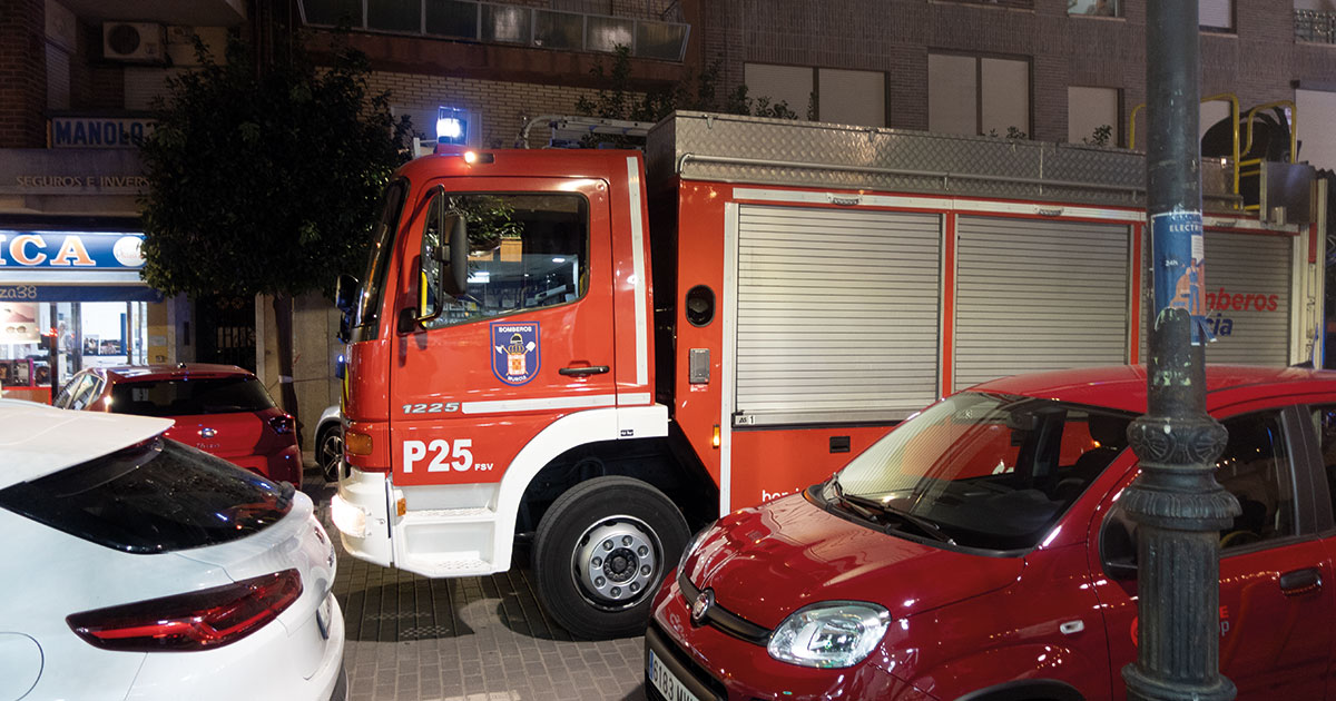 Camión de bomberos estacionado frente al edificio de la calle Mayor de Beniaján donde se produjo un accidente laboral.
