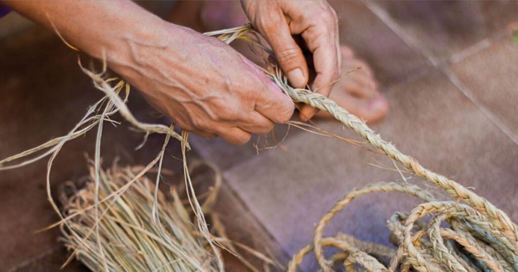 Manos de la artesana Eva Gil trenzando una cuerda de esparto, promocionando «Yo espartero, ¿y tú?» en Beniaján (Microacciona 2025).