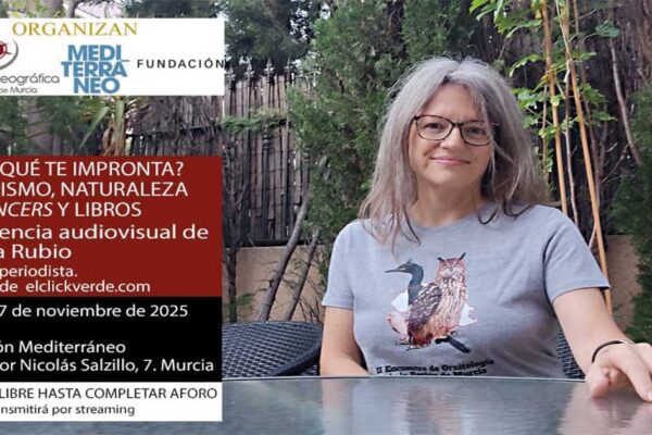 Mónica Rubio, bióloga y periodista, presentando la conferencia “¿Y a ti, qué te impronta? Periodismo, Naturaleza, Influencers y libros” en la Fundación Mediterráneo de Murcia.