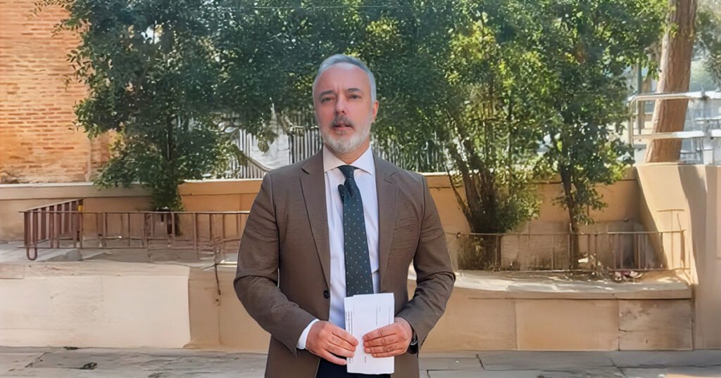 El concejal de VOX José Mariano Orenes, promotor de la moción del Pleno sobre el gasto de la inmigración, posando a cámara en un parque de la ciudad de Murcia.