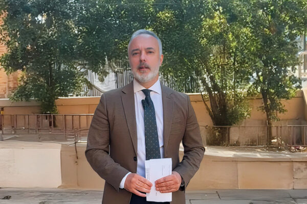 El concejal de VOX José Mariano Orenes, promotor de la moción del Pleno sobre el gasto de la inmigración, posando a cámara en un parque de la ciudad de Murcia.