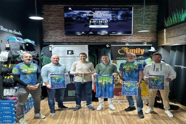 El concejal de Deportes y organizadores presentan la 10ª Aníbal Race en Santo Ángel, mostrando el cartel oficial y camisetas de la carrera.