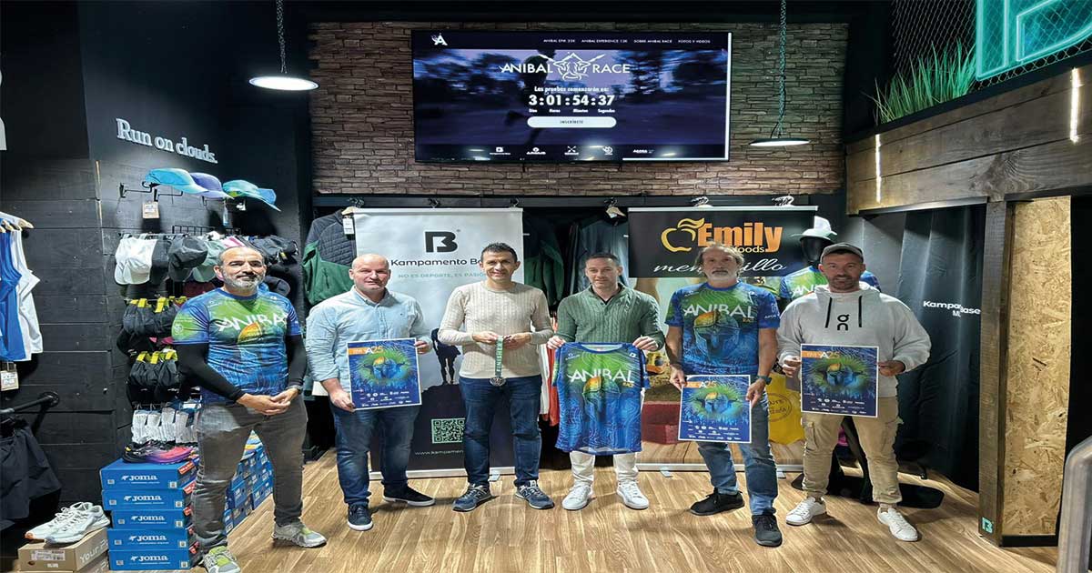 El concejal de Deportes y organizadores presentan la 10ª Aníbal Race en Santo Ángel, mostrando el cartel oficial y camisetas de la carrera.