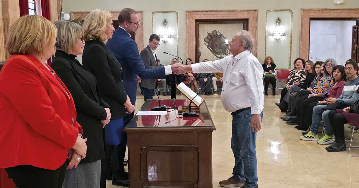 Nuevo empleado público del Ayuntamiento de Murcia tomando posesión de su cargo. Es uno de los 47 funcionarios incorporados dentro del plan de expansión de 778 puestos (+23.58%)