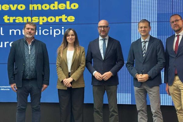El concejal de Movilidad José Francisco Muñoz junto a otros políticos en la presentación del nuevo modelo de transporte de Murcia.