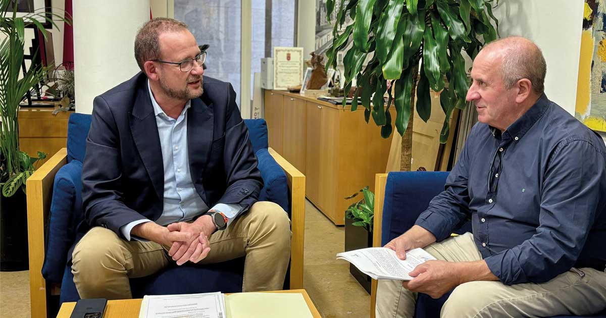 El Concejal José Guillén y el Alcalde Pedáneo José Francisco Nicolás en una reunión en dependencias municipales